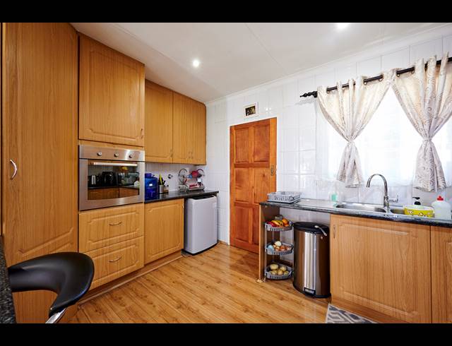 3 BEDROOM HOUSE SOLD IN HALFWAY GARDENS